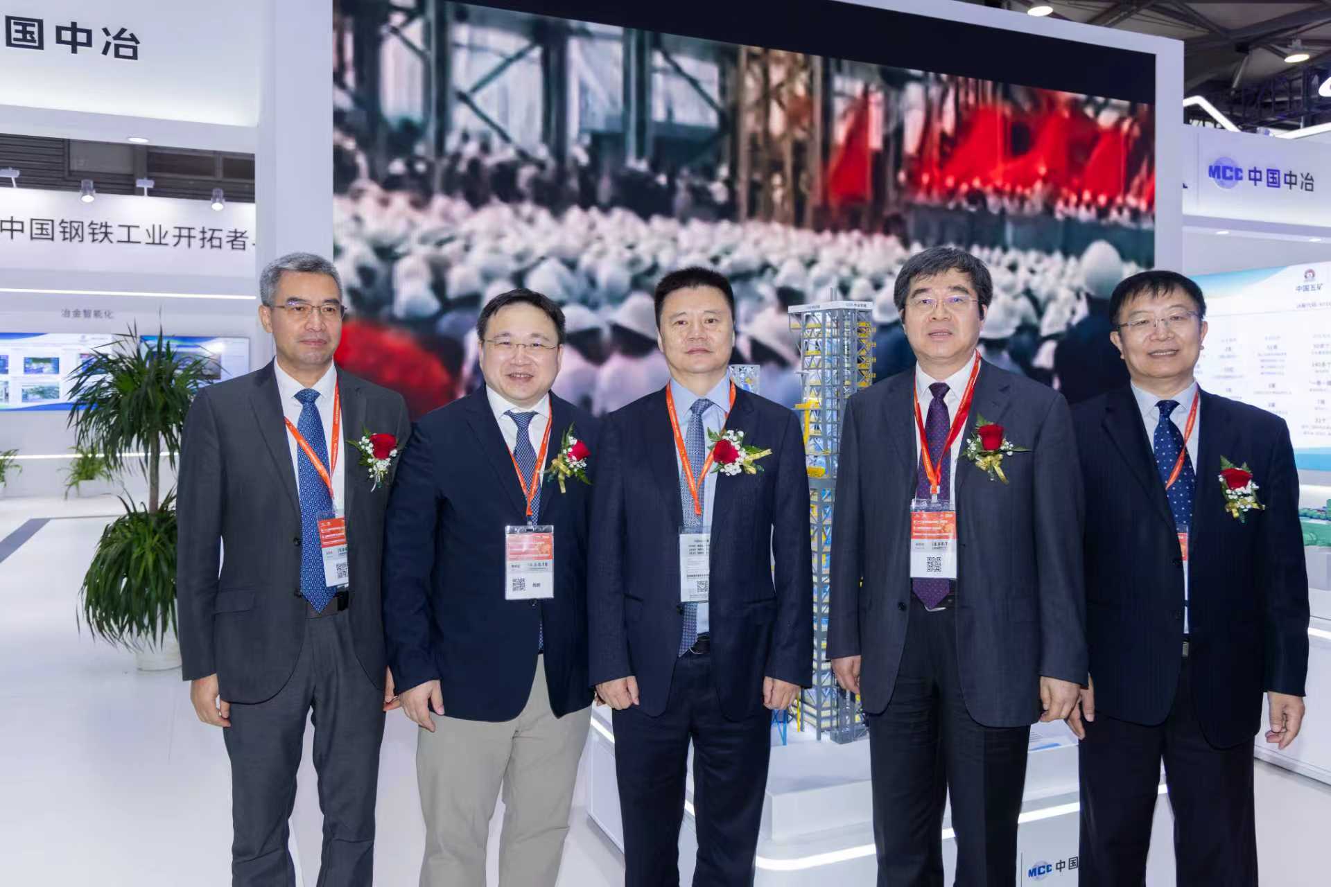 3-肖鵬與中國(guó)鋼鐵工業(yè)協(xié)會(huì)副會(huì)長(zhǎng)兼秘書(shū)長(zhǎng)姜維一行在展臺(tái)合影