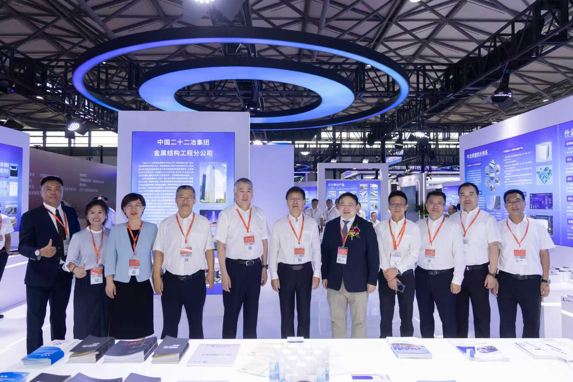 4-肖鵬與中國(guó)鋼鐵工業(yè)協(xié)會(huì)副會(huì)長(zhǎng)夏農(nóng)一行在展臺(tái)合影