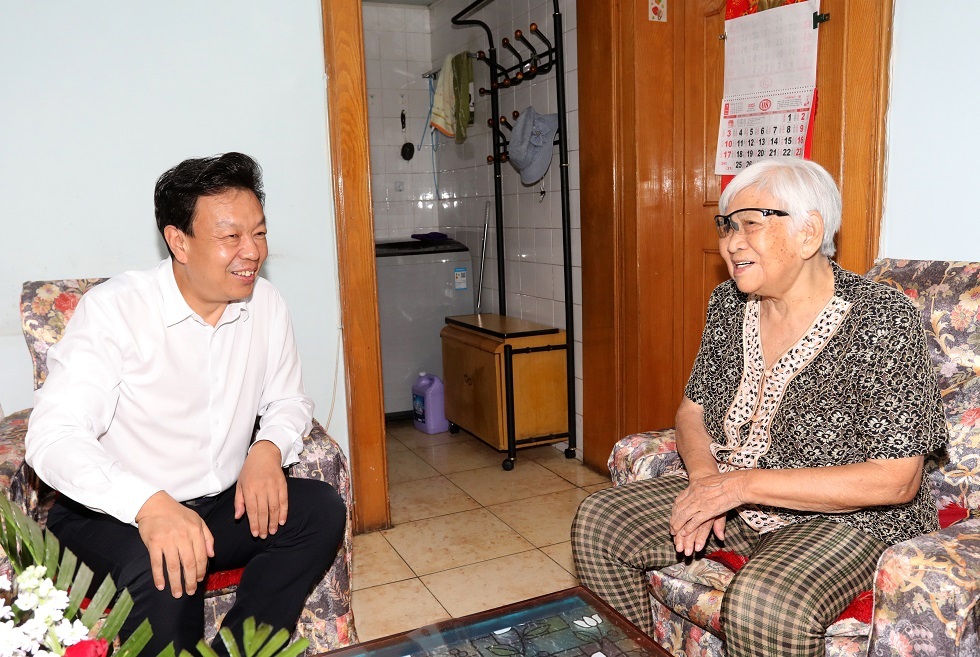 陳得信看望慰問于厚華